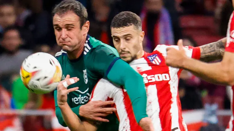 El defensa del Atlético de Madrid Mario Hermoso (d) lucha con Kike Gracía, de Osasuna, durante el partido la jornada 14 de LaLiga que Atlético de Madrid y Osasuna disputan hoy sábado en el estadio Wanda Metropolitano, en Madrid.- EFE/ZIPI