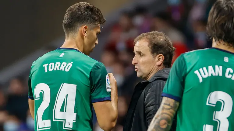 El entrenador de Osasuna, Jagoba Arrasate (d), habla con Lucas Torro durante el partido la jornada 14 de LaLiga que Atlético de Madrid y Osasuna disputan hoy sábado en el estadio Wanda Metropolitano, en Madrid.- EFE/MARISCAL