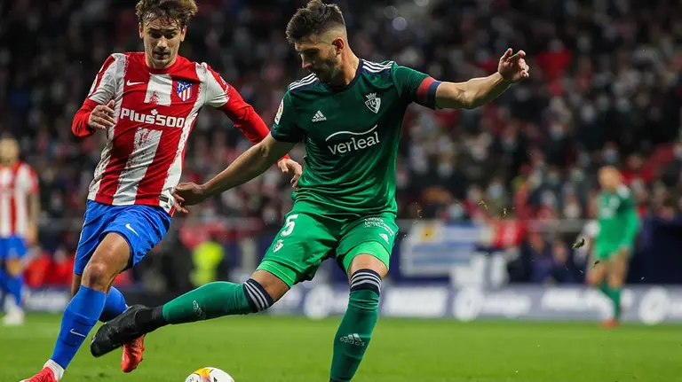 Antoine Griezmann of Atletico de Madrid and David Garcia of Osasuna in action during La Liga football match played between Atletico de Madrid and CA Osasuna at Wanda Metropolitano stadium on November 20, 2021 in Madrid, Spain.
Irina R.Hipolito / AFP7 / Europa Press
20/11/2021 ONLY FOR USE IN SPAIN