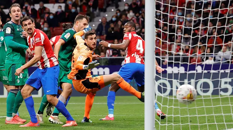 El portero de Osasuna Sergio Herrera encaja el gol del Atlético Felipe Monteiro, durante el partido la jornada 14 de LaLiga que Atlético de Madrid y Osasuna disputan hoy sábado en el estadio Wanda Metropolitano, en Madrid.- EFE/ZIPI