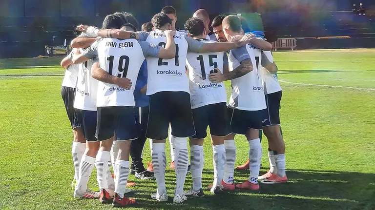 Los jugadores del Tudelano se animan en el descanso del partido ante la UD Logroñés. @cdtudelano.