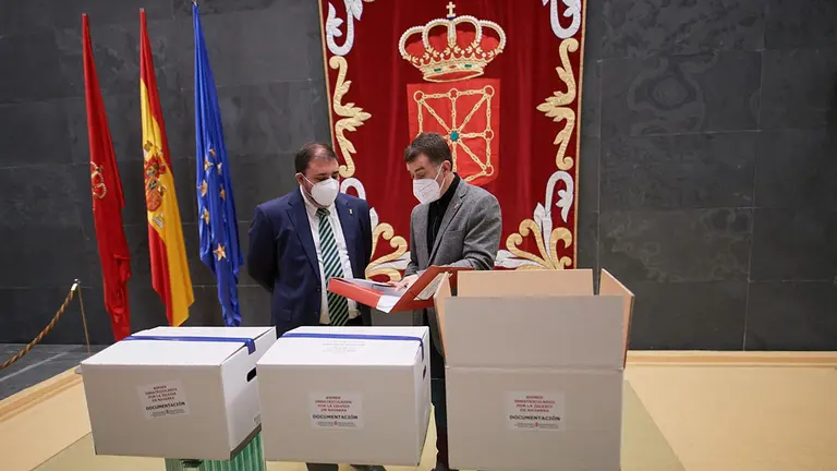 El presidente del Parlamento, Unai Hualde, y el consejero Eduardo Santos. - PARLAMENTO DE NAVARRA