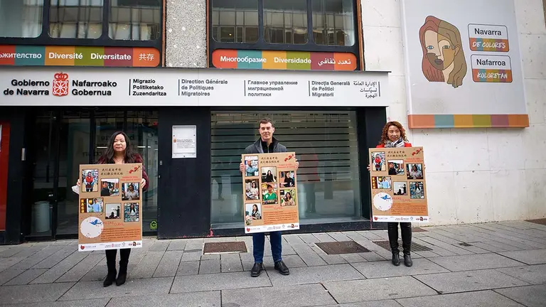 El consejero Eduardo Santos y Aiwei Huang, presidenta de la Asociación de Chinos de Navarra (1ª por la izquierda) y su compañera Mónica Yu. GOBIERNO DE NAVARRA
