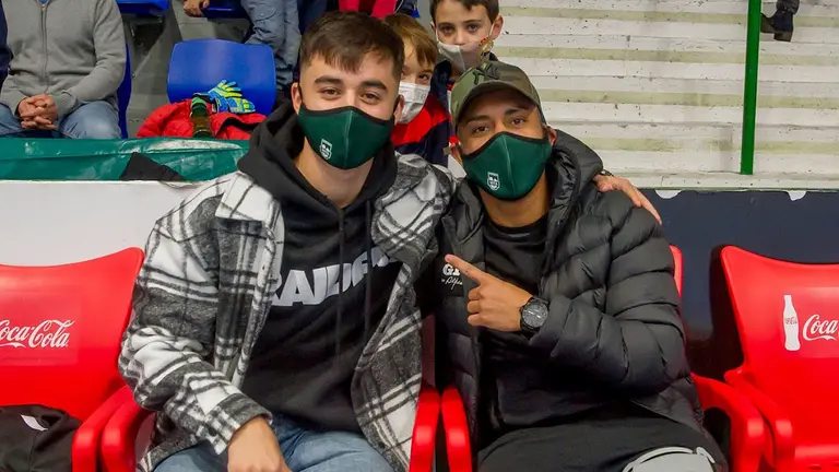 Toni Escribano junto a Bynho (derecha) en el pabellón Anaitasuna. Cedida.