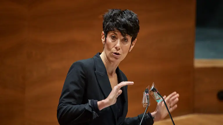 La consejera de Economia y Hacienda, Elma Saiz, durante el pleno parlamentario de este jueves. MIGUEL OSÉS