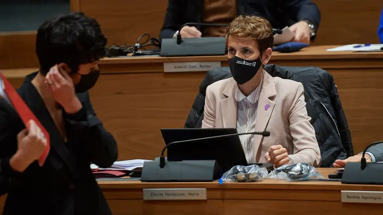 La presidenta del gobierno de Navarra, María Chivite, mira a la consejera de economía y hacienda, Elma Saiz, tras su interpelacion en el parlamento de Navarra. MIGUEL OSÉS