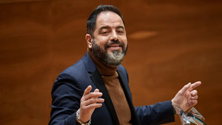 El portavoz del PSN, Ramón Alzorriz, habla durante el pleno parlamentario de este jueves. MIGUEL OSÉS