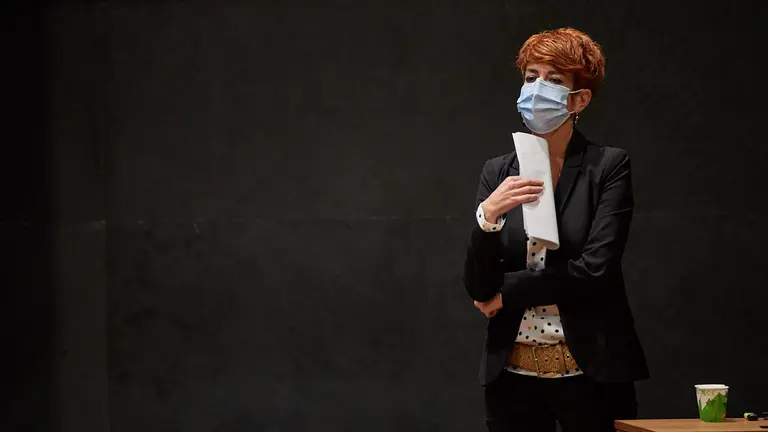 Bakartxo Ruiz, portavoz de Eh Bildu, a la espera durante el pleno parlamentario de este jueves. MIGUEL OSÉS