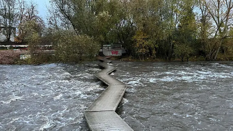 La Policía Municipal de Pamplona cierra las pasarelas peatonales que atraviesan el río Arga. TWITTER