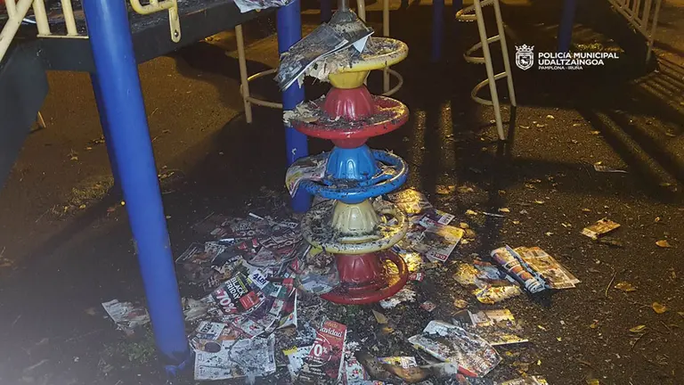 Dos personas intentan quemar un parque infantil en La Runa. POLICÍA MUNICIPAL DE PAMPLONA