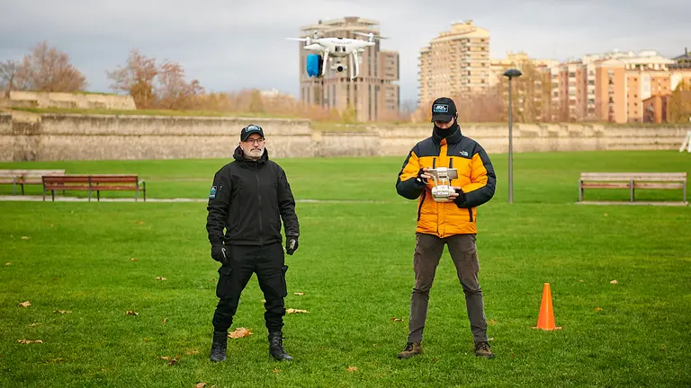 Técnicos del Servicio de Movilidad del Ayuntamiento de Pamplona realizan vuelos con dos drones en torno a la Plaza de los Fueros, como parte de los trabajos de análisis del tráfico rodado en la zona. PABLO LASAOSA
