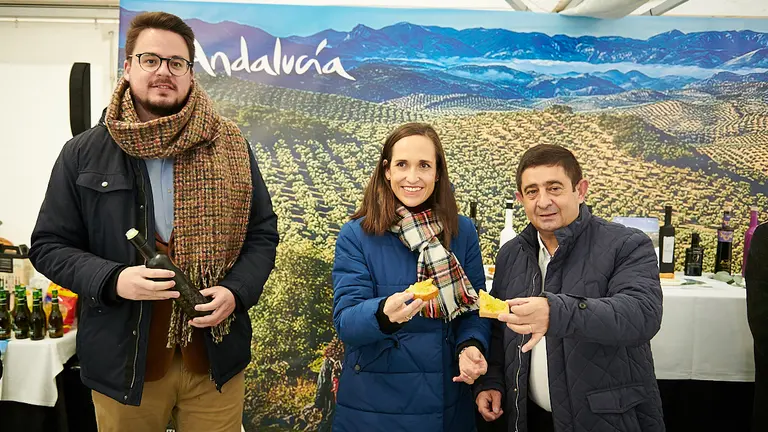 La teniente de alcalde del Ayuntamiento de Pamplona, María Echavarri y el presidente de la Diputación Provincial de Jaén, Francisco Reyes, inauguran la Fiesta Anual del Primer Aceite de Jaén. PABLO LASAOSA