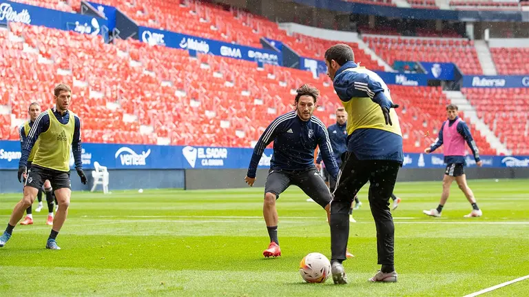 Entrenamiento de los jugadores rojillos en el estadio de El Sadar. CA Osasuna.