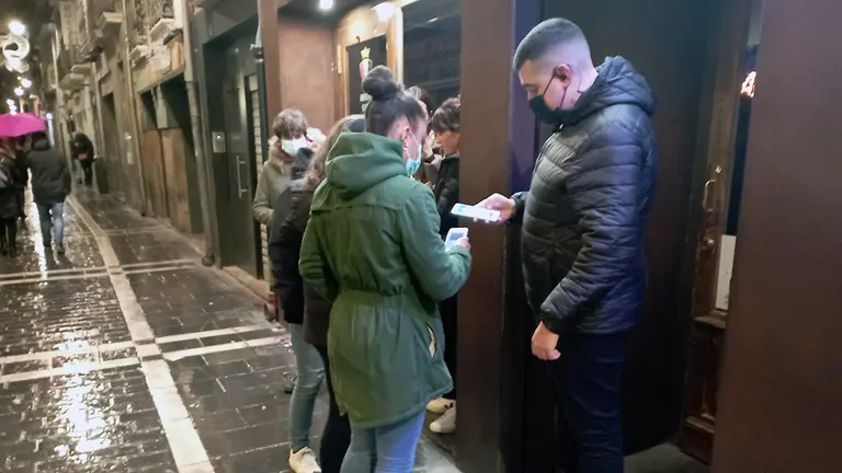 Primera noche con pasaporte Covid obligatorio para el ocio nocturno en bares y discotecas de Navarra. JAVIER MEDRANO
