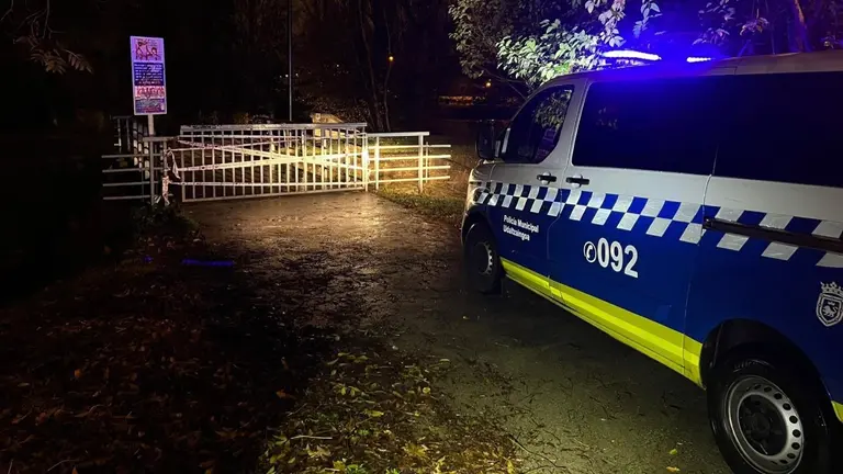 La Policía Municipal de Pamplona cierra las pasarelas peatonales sobre el río Arga. TWITTER