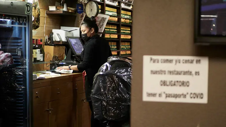 Un establecimiento hostelero a 27 de noviembre de 2021, en Pamplona, Navarra (España). El pasaporte Covid se convierte en requisito para entrar a determinados y eventos en Navarra desde este sábado. La medida estará vigente hasta el 7 de enero de 2022.
Eduardo Sanz / Europa Press
27/11/2021