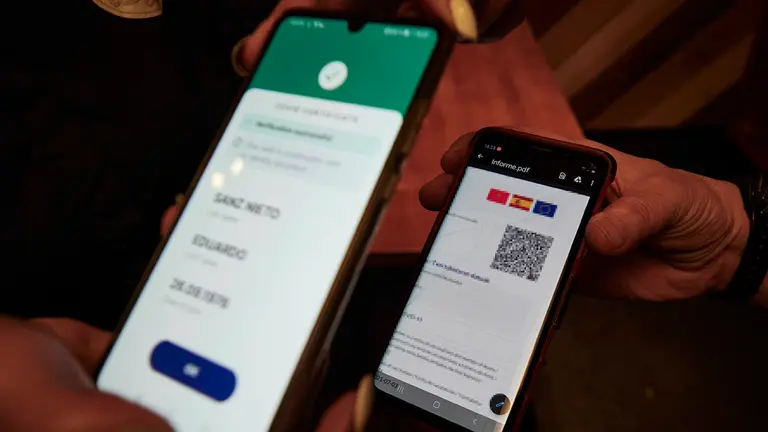 Una persona muestra su certificado de vacunación contra el Covid-19, a 27 de noviembre de 2021, en Pamplona, Navarra (España). El pasaporte Covid se convierte en requisito para entrar a determinados y eventos en Navarra desde este sábado. La medida estará vigente hasta el 7 de enero de 2022.
Eduardo Sanz / Europa Press
27/11/2021