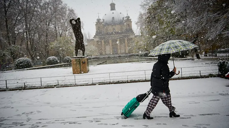 El temporal de nieve ha llegado de lleno este fin de semana a Pamplona donde este domingo ha empezado a nevar con fuerza en la capital navarra. PABLO LASAOSA