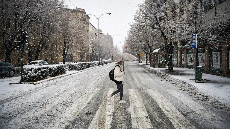 El temporal de nieve ha llegado de lleno este fin de semana a Pamplona donde este domingo ha empezado a nevar con fuerza en la capital navarra. PABLO LASAOSA