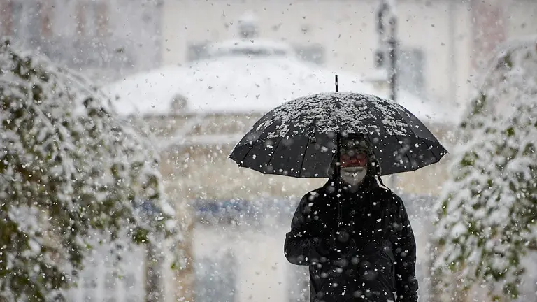 El temporal de nieve ha llegado de lleno este fin de semana a Pamplona donde este domingo ha empezado a nevar con fuerza en la capital navarra. PABLO LASAOSA