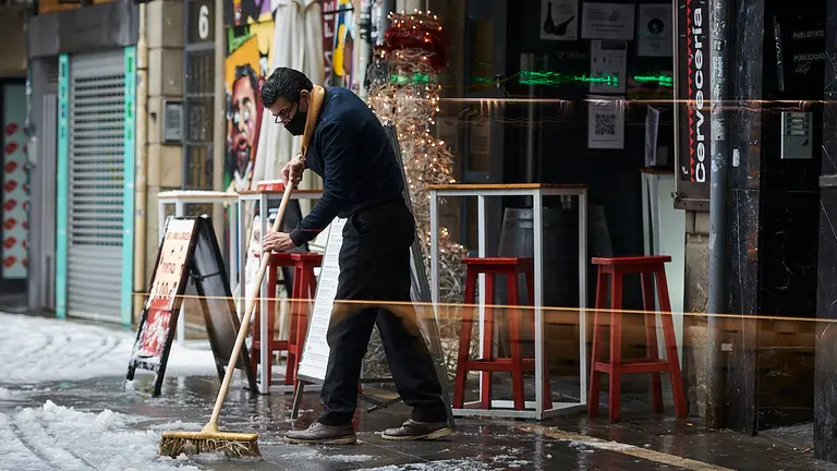 El temporal de nieve ha llegado de lleno este fin de semana a Pamplona donde este domingo ha empezado a nevar con fuerza en la capital navarra. PABLO LASAOSA