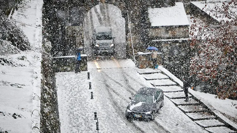 El temporal de nieve ha llegado de lleno este fin de semana a Pamplona donde este domingo ha empezado a nevar con fuerza en la capital navarra. PABLO LASAOSA