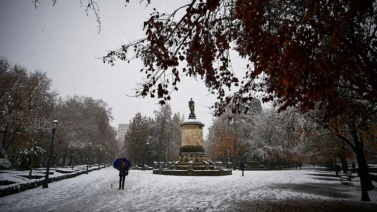 El temporal de nieve ha llegado de lleno este fin de semana a Pamplona donde este domingo ha empezado a nevar con fuerza en la capital navarra. PABLO LASAOSA
