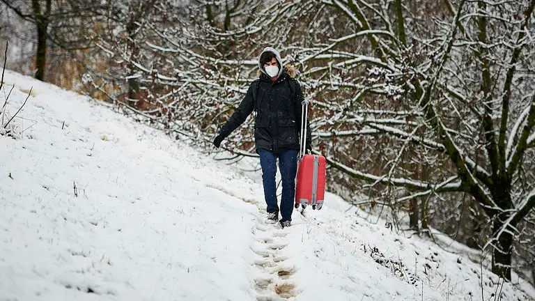 El temporal de nieve ha llegado de lleno este fin de semana a Pamplona donde este domingo ha empezado a nevar con fuerza en la capital navarra. PABLO LASAOSA
