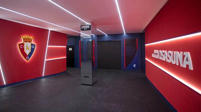 Nuevo túnel de vestuarios en El Sadar dedicado a David Beriáin. CA Osasuna.