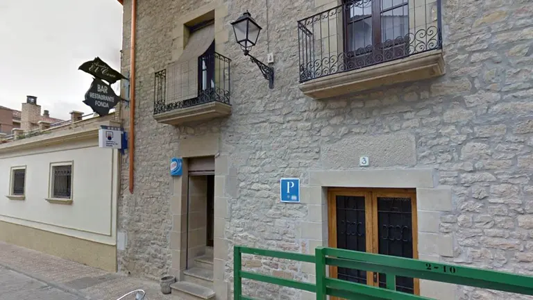 Bar El Cerco de Artajona, donde se ha vendido el boleto premiado en el Gordo de la Primitiva. GOOGLE MAPS
