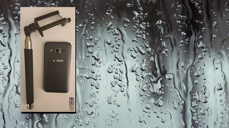 Palo 'selfie' y móvil incautado al joven de 24 años con los que grababa en el baño a su vecina en Pamplona. POLICÍA FORAL.