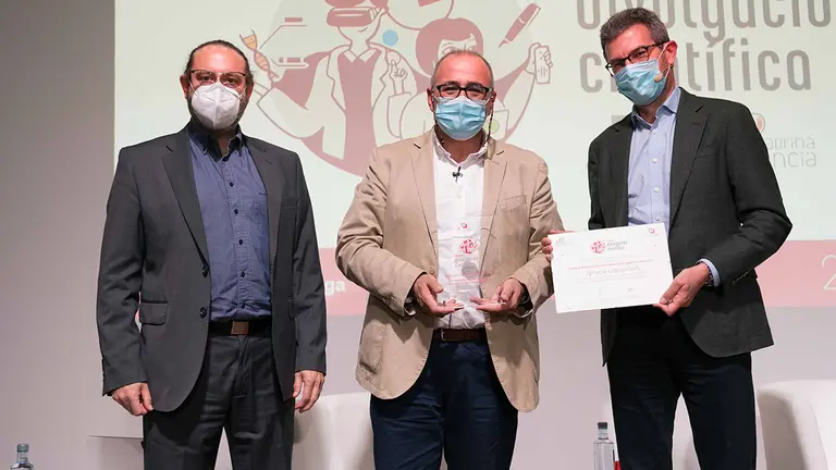 Juanjo Sanz Ezquerro, cofundador de Apadrina la Ciencia; Ignacio López-Goñi, ganador del Premio de Divulgación Científica Fundación Lilly-Apadrina la Ciencia, y José Antonio Sacristán, director de la Fundación Lilly. CEDIDA