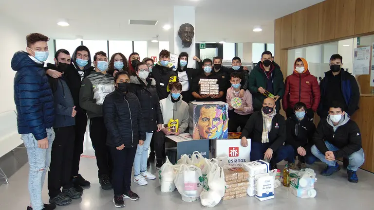 Alumnos de Salesianos Pamplona
muestran los alimentos y productos que han recogido en las clases. SALESIANOS