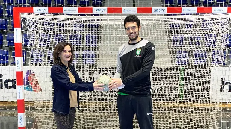 La presidenta del Anaitasuna junto al portero Juan Bar en el pabellón del barrio de San Juan. Cedida.