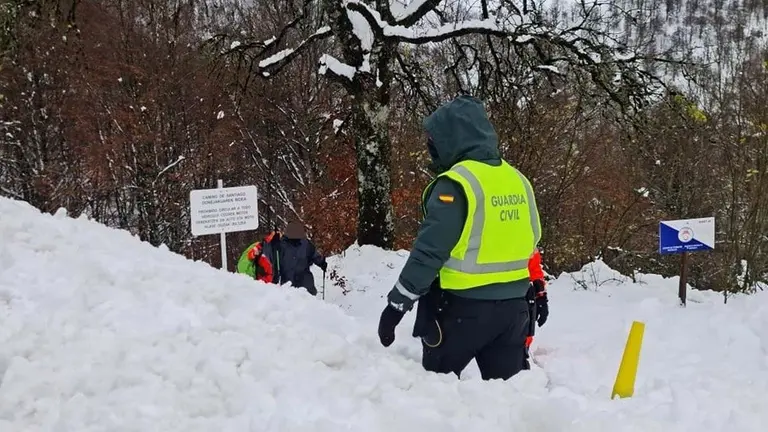 La Guardia Civil de Navarra atiende a un peregrino. GUARDIA CIVIL