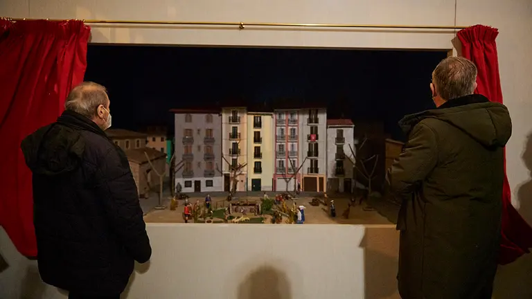 La Corporación municipal, encabezada por el alcalde Enrique Maya y el presidente de la Asociación de Belenistas, Pedro Javier Martínez, inauguran el belén del zaguán del Ayuntamiento. PABLO LASAOSA