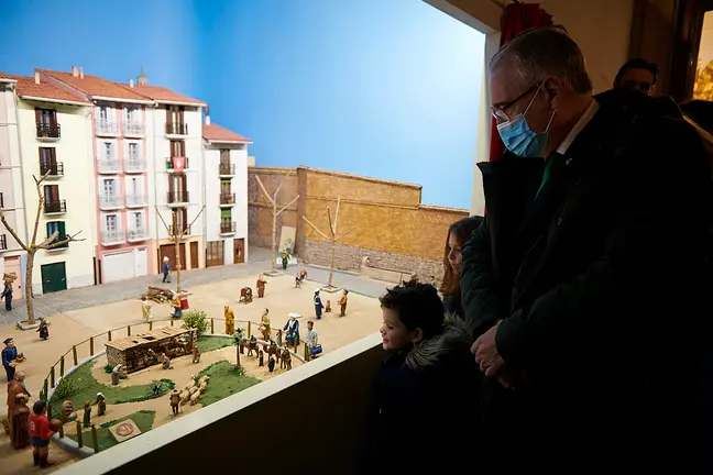 La Corporación municipal, encabezada por el alcalde Enrique Maya y el presidente de la Asociación de Belenistas, Pedro Javier Martínez, inauguran el belén del zaguán del Ayuntamiento. PABLO LASAOSA