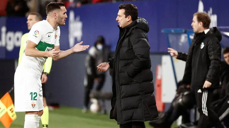 El entrenador del Elche, Sergio Mantecón, durante el partido frente a Osasuna en El Sadar. EFE/Jesus Diges