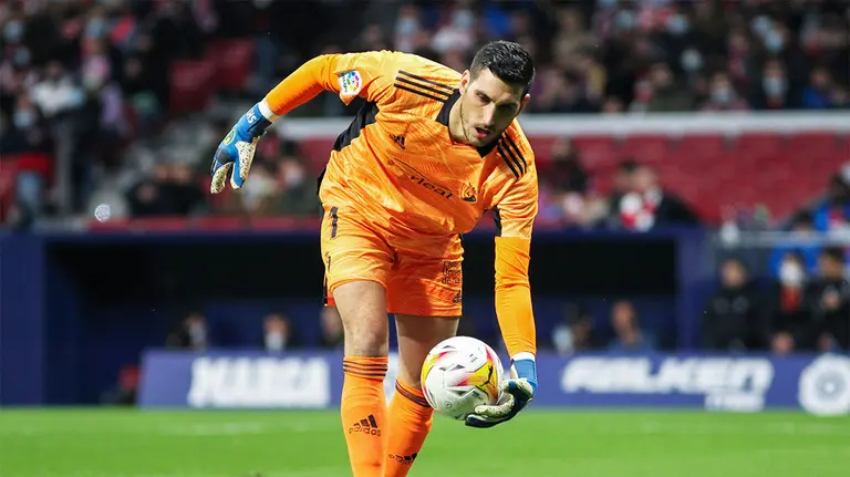 Sergio Herrera controla el balón con la mano. AFP7 /  Europa Press