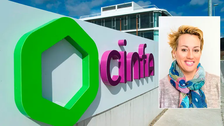 Una fotografía d Izaskun Adot junto a la entrada de la farmaceútica navarra CINFA. CEDIDAS