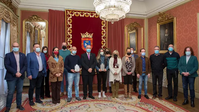 El Ayuntamiento homenajea al campeón del mundo Ioseba Fernández y a la subcampeona junior Ruth Arza tras sus éxitos en el Mundial de patinaje de velocidad de Colombia. AYUNTAMIENTO DE PAMPLONA