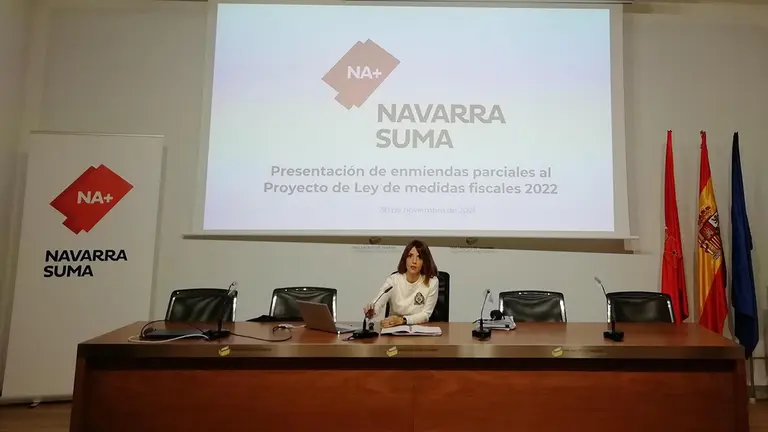 La portavoz de Navarra Suma en la Comisión de Economía y Hacienda del Parlamento de Navarra, María Jesús Valdemoros, durante la rueda de prensa. EUROPA PRESS