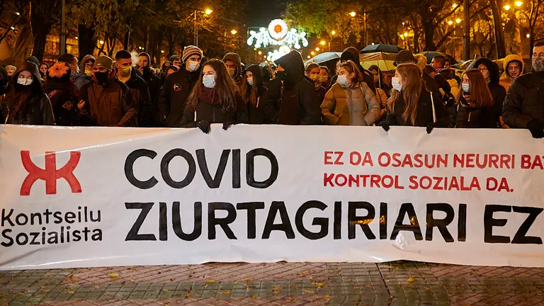 Concentración bajo el lema 'No al pasaporte Covid', convocada por Kontseilu Sozialista Iruñerria. PABLO LASAOSA