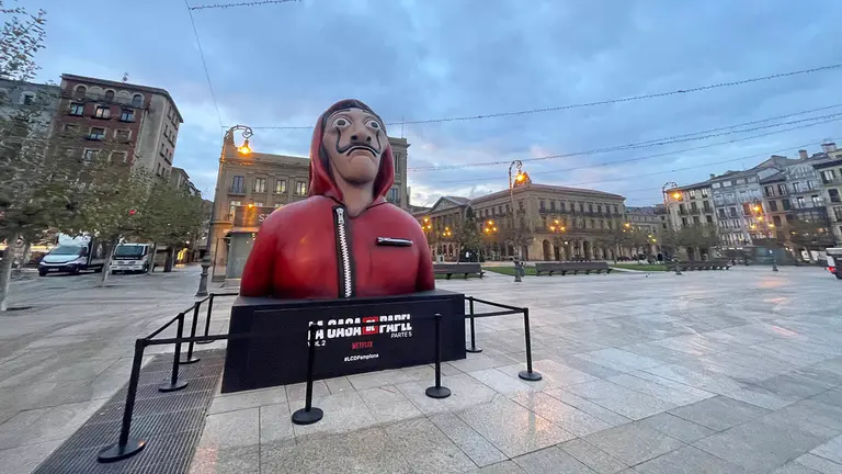Figurada instalada en la Plaza del Castillo con motivo del estreno de la última parte de la temporada final de La casa de papel. NAVARRACOM (1)