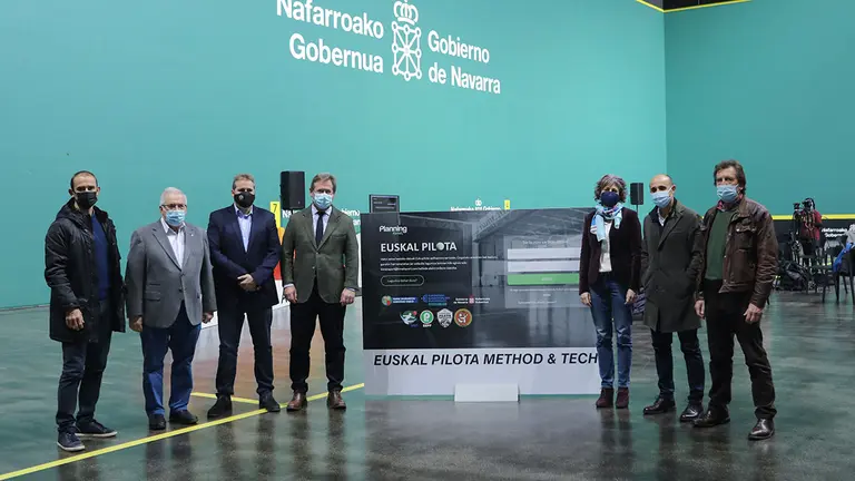 Junto al cartel la consejera Rebeca Esnaola y el consejero de Cultura y Política Lingüística del Gobierno Vasco, Bingen Zupiria, acompañados por representantes de las federaciones de pelota y la empresa Kimet Sport. GOBIERNO DE NAVARRA