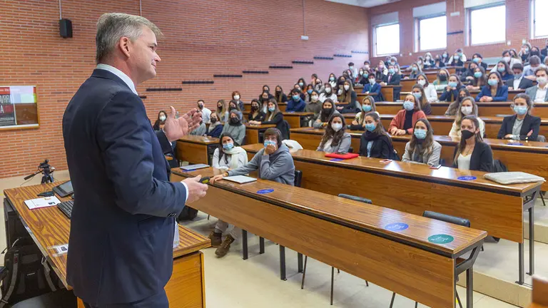 Fred Pattje, el director de Amazon Customer Fulfillment en Francia, Italia y España, durante la conferencia a estudiantes de la Universidad de Navarra. CEDIDA