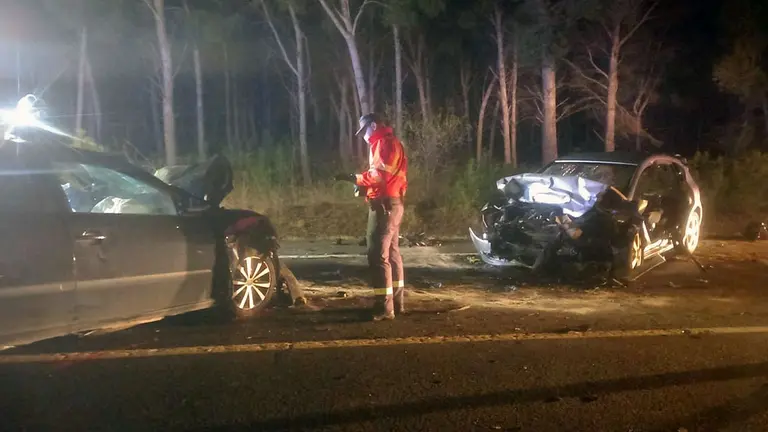 Un agente de la Policía Foral investiga las causas de este accidente mortal en Cadreita en el que ha fallecido una joven de 23 años de Castejón. POLICÍA FORAL