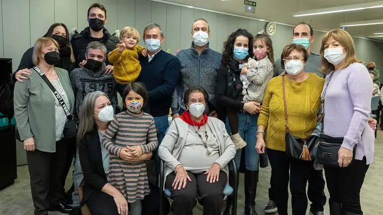 Damiana Samino posa a sus cien años junto a sus familiares y amigos en la Asociación de Jubilados y Pensionistas de San Jorge. AYUNTAMIENTO DE PAMPLONA