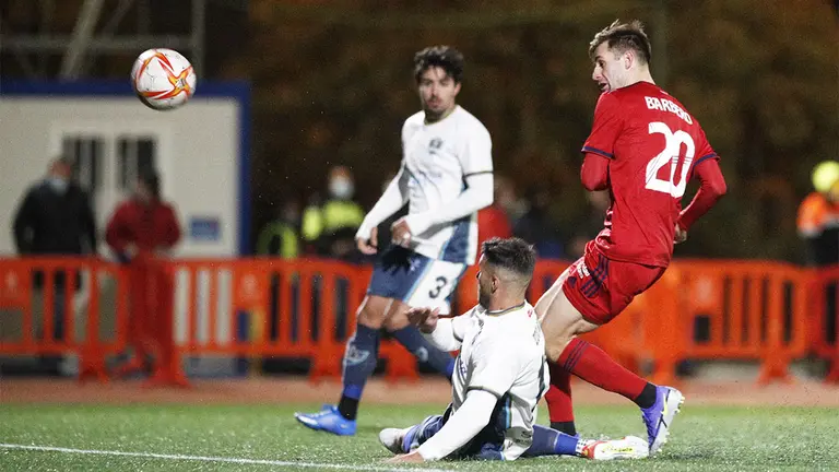 Iván Martínez 'Barbero' en la boca de gol ante el San Agustín del Guadalix. CA Osasuna.