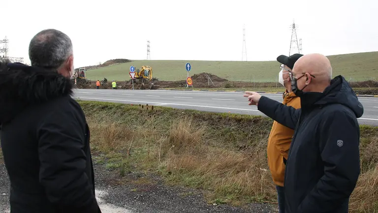 El consejero de Cohesión Territorial, Bernardo Ciriza, y los alcaldes de Orcoyen, Carlos Arróniz, (a la izquierda), y de la Cendea de Olza, Moisés Garjón (a la derecha), visitan las obras de desdoblamiento de la NA-700 entre Orcoyen y Arazuri. GOBIERNO DE NAVARRA